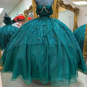 Smaragdgroen glanzende quinceanera -jurken baljurk van de schouderappliques boog kralen Mexicaanse zoete 16 jurken 15 anos
