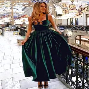 Emerald Green Velvet Prom Dresses 2022 Eenvoudige riemen formeel een lijn feest gows gewoon korte avondjurken ritssluiting omhoog terug 261J