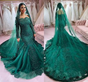 Vestidos de novia de trompeta de Arabia Saudita verde esmeralda con velo fuera del hombro Mangas largas Ilusión Apliques de encaje caros Cuentas Nupcial