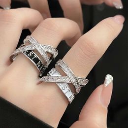Keizerin Dowager Viviane Westwood Drie-laags uitgehold oliedruppel diamantring is een high-end en prachtige letterring voor vrouwelijke niche