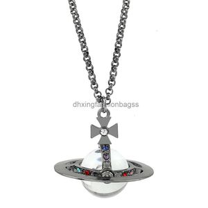 Collier impératrice douairière Vivienne Saturn avec incrustation de diamants, accessoire pendentif en trois dimensions