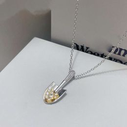 Le collier petite pelle en or véritable plaqué cuivre de l'impératrice douairière Xi est un style léger et luxueux avec un design incrusté de micro zircons pour une chaîne de collier féminine.