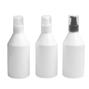 Lege verpakking Witte plastic fles WryShoulder Pet Zwart Wit Clear Lotion Pump met Coverable Navulable Portable Cosmetic Packaging Container 300 ml