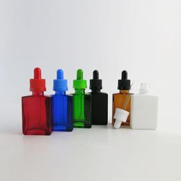 Leere rot-blau-grüne Frost-Schwarz-Bernstein-weiße quadratische Glasflaschen mit Piepette-Tropfern