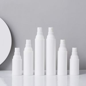 Bouteilles à pompe sans air en plastique blanc mat givré rechargeables vides, contenants cosmétiques de fond de teint de voyage pour toner, parfum, sérum, lotion et crème pour le visage