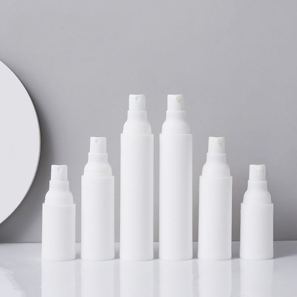 Bouteilles à pompe sans air en plastique blanc mat givré rechargeables vides, contenants cosmétiques de fond de teint de voyage pour toner, parfum, sérum, lotion et crème pour le visage