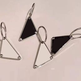 Emaille zwart witte studs designer oorbel mode sieraden letters creatieve clip op orecchini driehoekige vorm klassieke bungelende oorbellen voor vrouwen hoepel schattig ZB044 E23