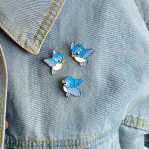 Broche d'oiseau bleu en émail, broche d'animal volant de dessin animé, veste en jean, boucle ardillon, Badge de chemise, cadeau pour enfants