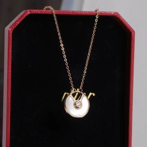 Collier en or en émail collier de créateur minimaliste pour femmes bijoux de créateurs de cadeaux exquis gratuits.