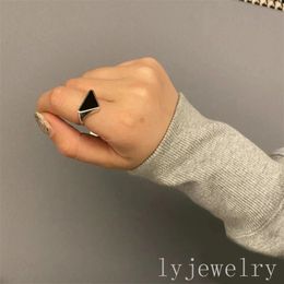 Émail Matériau Design Aesthetics Lettres Mens Anneaux Small Triangle Shape Belle Belle Anneaux Bijoux Femme Punk Elements Anneau de fiançailles emblématiques Cool ZB040 F4