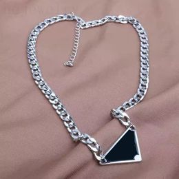 Esmalte para hombre triángulo diseñador collar mujeres colgante clásico metal cubano enlace etiqueta gruesa cadena de plata plateada lujos joyería de hip hop collares de lujo ZB011 B4