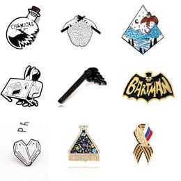 Emaille pins Origami Game Hart Coffin Science Chemical Cobweb Matches Rose Mes Broche en Pin Cartoon Revers Button Badges