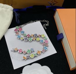 Émail arc-en-ciel lettre collier bracelet trèfle à quatre feuilles vieille fleur chaîne bracelet oreille cerceau pull chaînes femmes accessoires bijoux avec boîte de sac à poussière d'origine