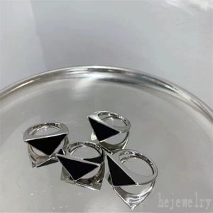 ENAMELS LUXEURS Designer anneaux pour les femmes Triangle hypoallergénicité Mâle Love Ring Lettre Classic Classic Men Summer Ring Bijoux Accessoires ZB040 F23