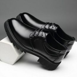 Engeland -stijl Fashion Men kleedt echte lederen schoenen Round teen Dikke Buttom Business Niet -slip Ademende os -lederen schoenen Y200420