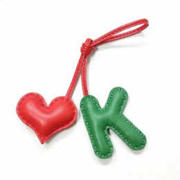 Lettre anglaise K avec amour coeur en cuir Keychain Nom de purs pour femmes cousues à la main sacs sacs de sac à dos charme 240402