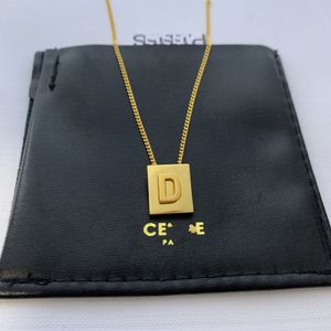 Collar de marca cuadrada con letras inglesas para enviar a amigos souvenirs, collar para hombres y mujeres, tendencia senior, collar de oro fresco, estrella recomendada al por mayor