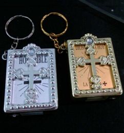 Engelse Spaanse mini bijbel Keychain Religieuze christelijke christelijke Jezus Cross Key Chain Vrouwen Gebed God zegene gave souvenirs sleuting3731808