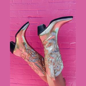 Cowboy Pink Inmayer 655 Cowgirls Western métallique pour les femmes pointues Pathe à talon empilé sur les bottes de mollet Mid Calf Design Brand 230807 83536 98357 56306