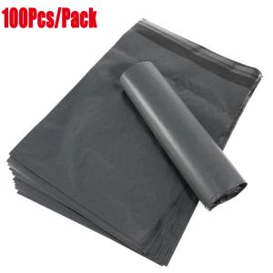 Enveloppes 100pcs / lot noir blanc plastique en plastique en plastique d'expédition sac enveloppe sac auto-adhésif blanc poly cririer sac de produit sac d'emballage de produit