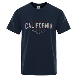 Créé en 1982 California United States Tshirt Men surdimensionné en coton Tshirt d'été respirant des chemises hip hop lâches 240419