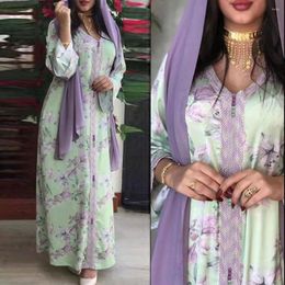Etnische kleding 2023 Arabische Dubai Moslim Abaya -jurk afdrukken Paarse bloemen op een groene achtergrond Spring damesjurk Verse Girly Loose Fit