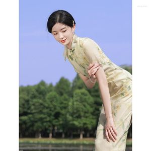 Ropa étnica 2023 Cheongsam amarillo claro de manga corta vestido Floral suave trajes de boda delgados moda elegante Qipao S a XXL