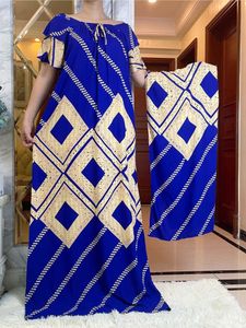 Vêtements ethniques 2023 Style Summer Short Slve Robes avec une grande écharpe Floral Boubou Maxi Islam Femmes Dress African Abaya Clothes T240510
