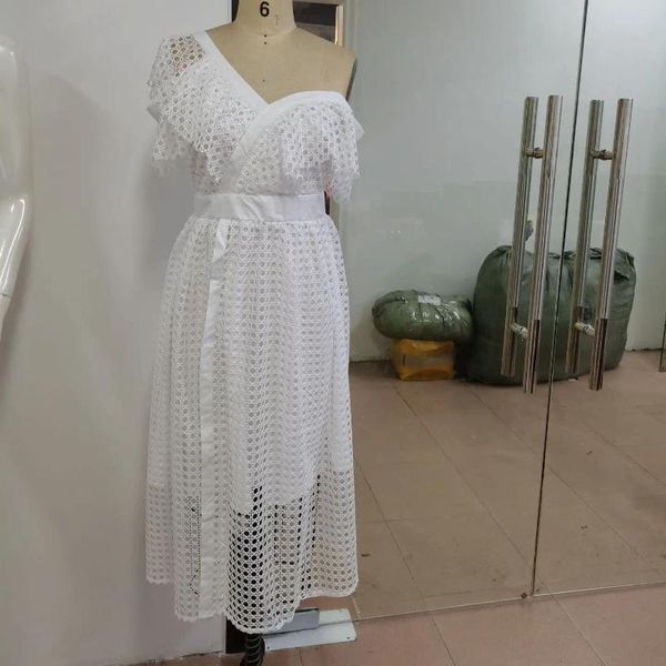 Ropa étnica 2023 Vestido de encaje blanco de verano Mujer elegante ahueca hacia fuera un hombro fuera de volantes sexy club vestidos de fiesta más tamaño mujeres