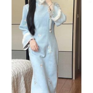 Vêtements ethniques 2023 Hiver Épaissi Daim Cheongsam Bleu Brodé Chaud Amélioré Chinois Qipao Robe élégante pour les femmes