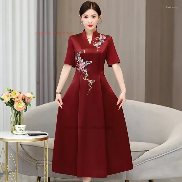 Vêtements ethniques 2024 Chinois amélioré Cheongsam Vintage Qipao National Fleur Broderie Satin Robe de mariée Oriental Banquet Soirée