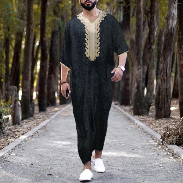 Ropa étnica 2024 Islam Kaftan Hombres musulmanes Robe Marroquí V Cuello Retro Dorado Impreso Flojo Transpirable Djellaba Abaya Thobe Casual para hombre