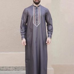 Vêtements ethniques 2024 Style musulman du Moyen-Orient Broidered Men Robe Islamic Prayer Wear Costume National Not