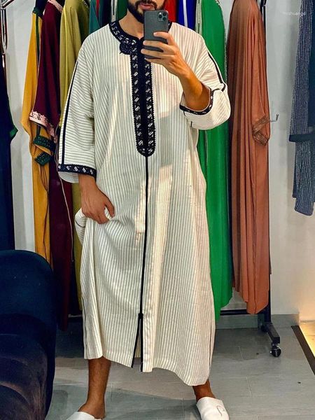 Vêtements ethniques 2024 Stripe musulmane Broided Broidered à manches arabes à manches arabes à la mode Simple Round Round Men Dubaï Turquie Abayas