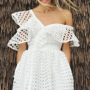 Etnische kleding 2024 Zomer witte kanten jurk vrouw elegante uithol uit een schouder uit gegolfde sexy club feestjurken plus size dames