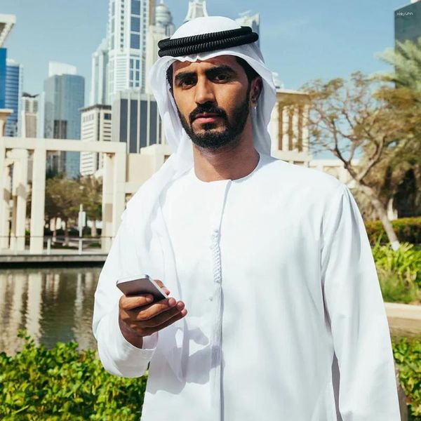 Ropa étnica 3 piezas Conjuntos para hombres musulmanes Abaya Robe Turbante Diadema O Cuello Blanco Islámico Arabia Saudita Oración Ramadán Dubai Kaftan Vestido