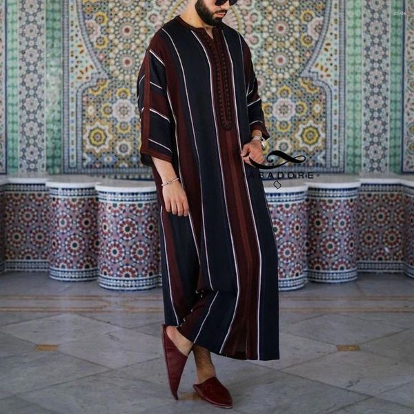 Ropa étnica Abaya Hombres Islam Pakistán Túnica musulmana Arabia Saudita Djellaba Hombre Árabe Kaftan Lino negro Algodón a rayas Manga tres cuartos