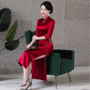 Vêtements ethniques Automne Hiver Style Chinois Velours Sexy Cheongsam Robe Au Genou Rouge Elegant Femmes Moulante Vintage Broderie