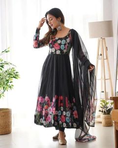 Vêtements ethniques Beau Salwar Black Kameez Pakistanais Femmes de mariage Wear Anarkali Gown Sett