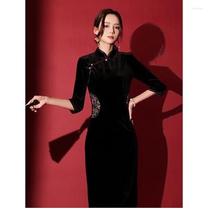 Vêtements ethniques Noir Velours Cheongsam Broderie Sexy Split Chipao 2023 Printemps Rétro Amélioré À Manches Longues Haut De Gamme Robe Femmes Qipao