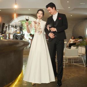 Etnische kleding Champagne borduurwerk Bruiloft avondjurk Bruid Cheongsam Qipao Bell Sleeves Vrouwelijke partij Chinese stijl Vrouwen Elegant
