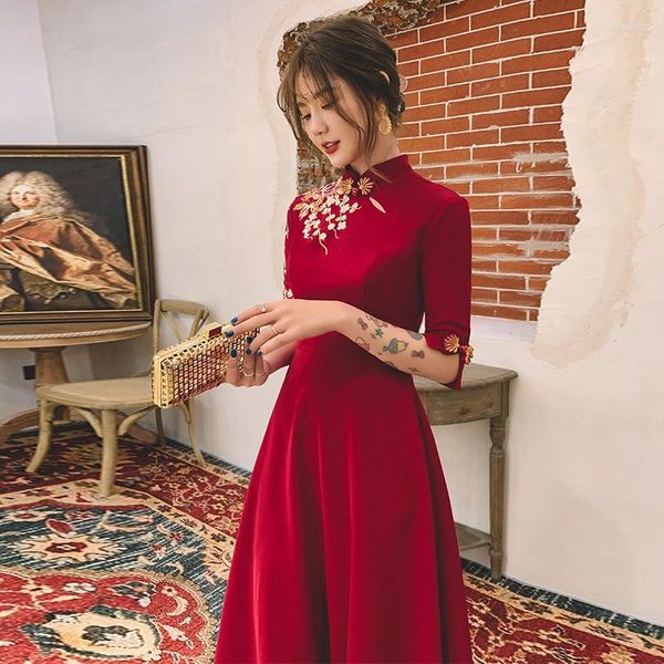 Ropa étnica Cheongsam Vestido tostado Novia 2023 Invierno Chino Vestidos de novia rojos Compromiso femenino Cubierta Brazos