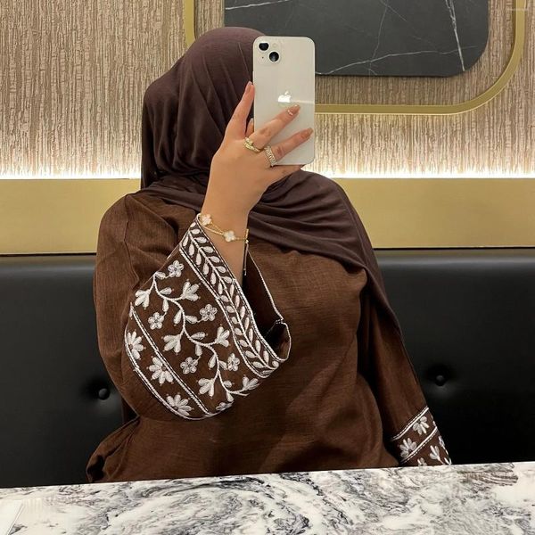 Ropa étnica Lino cerrado Abaya Vestido musulmán Bordado floral Elegante Abayas con cinturón para mujeres Dubai Turquía Ramadán Islam Kaftan Hijab