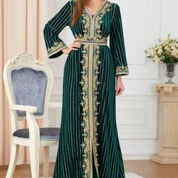 Etnische kleding Dubai Abaya Frauen Muslimisches Kleid Lange mouwen V-hals Split Herfst en winter Arabisch Fluwelen Jurk Moslimvrouwen 3271