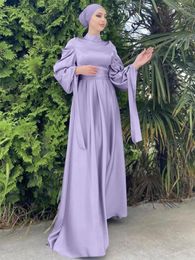 Vêtements ethniques Dubaï Robe de fête en satin saoudien Hijab Turkish Turtal Necd Preted Balloon Sleeve avec ruban Robe ceinturée Écharpe Eid