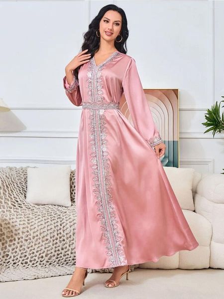 Vêtements ethniques Eid Muslim Party Robe Fomen Women Satin Embrodery V Neck Vestidos Largos Ramadan Abaya Belt Dubai Turkey Robe Jalabiya 2024
