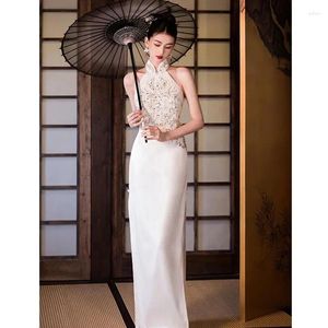 Ropa étnica Elegante Blanco Halter Cuello Bordado Largo Cheongsam Vestido Chino Tradicional Mujer Vestidos de fiesta nupciales de alta calidad