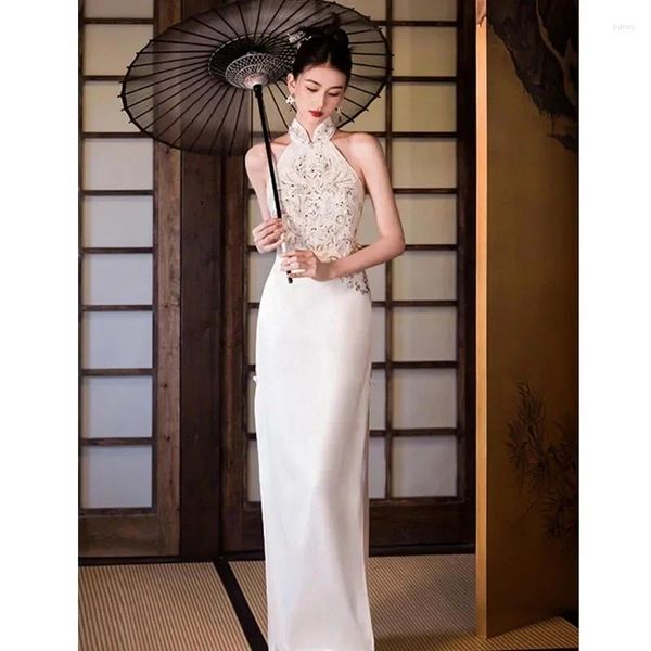 Vêtements ethniques Élégant Blanc Halter Cou Broderie Longue Robe Cheongsam Chinois Traditionnel Femmes Robes De Fête De Mariée De Haute Qualité