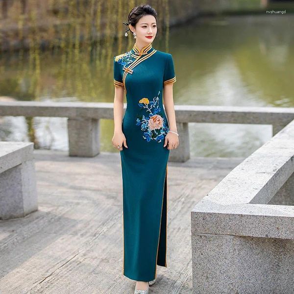Vêtements ethniques Élégants femmes longues chinois traditionnel Cheongsam sexy slim qipao 2024 SATINE SOING ROBE Costumes de performance mère