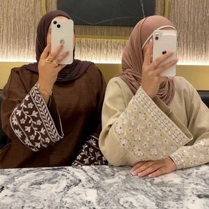 Etnische kleding modieuze geborduurde moslim lange jurk moslim djellaba gewaad Syari dames moslimjack van de volledige lengte abaya gewaad met riem T240510